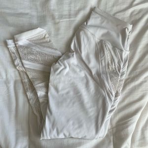 WHITE LULULEMON LEGGINGS